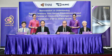 La signature de l’accord, qui a eu lieu au siège de Thai Airways, a été présidée par Chai Eamsiri, le PDG de la compagnie thaïlandaise et par James Allen Gibbs, le PDG de KMC. Photo © Thai Airways