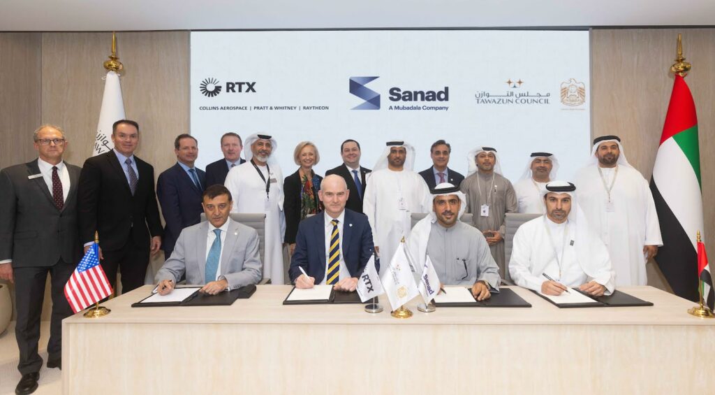 (de gauche à droite au premier plan, lors de la signature de l'accord à Abou Dhabi) Chander Nijhon, vice-président des systèmes, de la stratégie et des opérations mondiales chez Raytheon, Marc Meredith, vice-président des programmes après-ventes du GTF chez Pratt & Whitney, Mansoor Janahi, directeur général et PDG du groupe Sanad et Majed Al Shamsi, directeur du programme économique Tawazun.