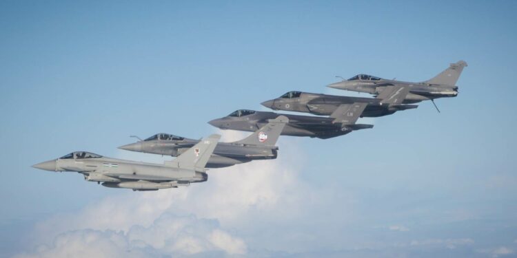 Des avions de combats français, américains et britanniques durant l’exercice Atlantic Trident en 2023. Photo USAF.