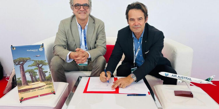 Thierry de Bailleul, directeur général de Madagascar Airlines, et Hugues Marchessaux, président du directoire d’Air Austral. © Air Austral