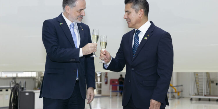Lors de la livraison du premier Embraer E2 à Mexicana, il y a quelques jours. © Embraer