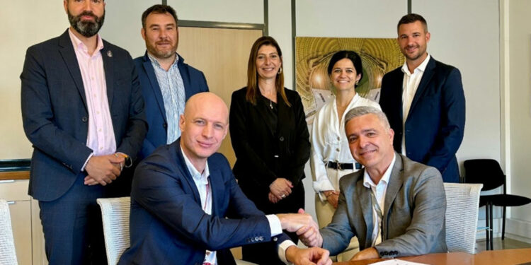 Aymeric Daher, Directeur Général Adjoint, en charge de la division Logistique et des Ressources Humaines du Groupe Daher, et Thierry Casale, Directeur Général du site de Sabena technics Bordeaux. © Daher