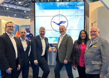 Robert Cousins, directeur Ventes pour le Royaume-Uni et l'Irlande chez Lufthansa Technik ; Daniel Hepworth, directeur principal des ventes pour l'Europe occidentale chez Lufthansa Technik ; Kai-Stefan Roepke, vice-président des ventes pour l'Europe, le Moyen-Orient et l'Afrique chez Lufthansa Technik ; Brendan McConnellogue, directeur de l'ingénierie et de la maintenance chez easyJet ; Kushilka Zaharia, responsable ingénierie, maintenance et achats chez easyJet ; Ian Boaler, responsable de la transition de la flotte et de la maintenance en base chez easyJet. © Lufthansa Technik