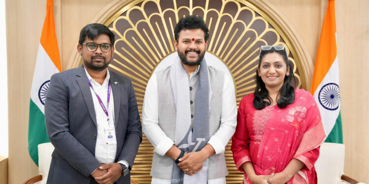 Le ministre indien de l'Aviation civile (au centre) a octroyé trois certificats de non objection à la création de nouvelles compagnies aériennes. © Ministère indien de l'Aviation civile