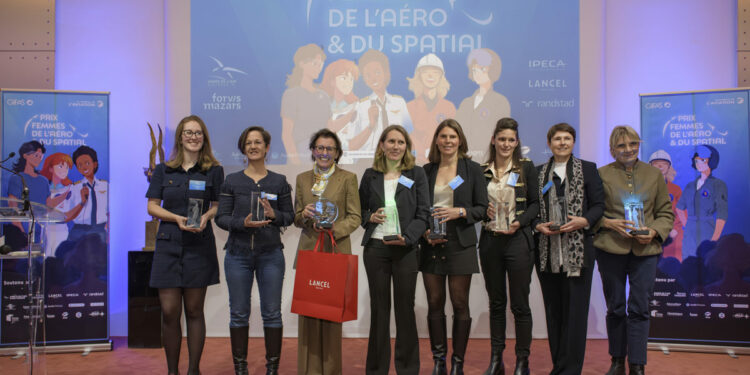 De gauche à droite : Marie-Lou Viollet, ingénieure d’essais sur Ariane 6 pour ArianeGroup, lauréate du Prix du Jeune Talent – Hélène Boucher / Véronique Pain, cheffe du Centre scientifique d’ArianeGroup, lauréate du Prix du Management – Maryse Bastié / Yannick Assouad, executive vice-president chez Thales Avionics, lauréate du Grand Prix Femme de l’année / Estelle Piot, directrice de recherche à l’ONERA, lauréate du Prix de l’Innovation & de la Recherche – Valérie André / Sandrine Rolland, cheffe de projet au sein du FlightLab d’Airbus, lauréate du Prix de l’Initiative Sociale ou Environnementale – Marie Marvingt / Maëva Guibert, soudeuse chez Airbus Atlantic, lauréate du Prix des Métiers Techniques et de Terrain – Jacqueline Auriol / Sandra Bouxirot, fondatrice et directrice de France-BIA.com, lauréate du Prix de l’Enseignement et de la Transmission – Louise Faure Favier / et Anne Guitton, directrice Développement RH de Safran Aircraft Engines, représentant Florence Minisclou, directrice générale de la division Moteurs civils de Safran Aircraft Engines et lauréate du Prix de la Carrière – Caroline Aigle. Photo © Xavier Béjot