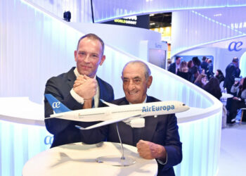 Ville Arhippainen, responsable des ventes pour l'Europe occidentale d'Airbus, et Juan José Hidalgo, président d'Air Europa. © Air Europa